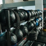 Pojedynek o stalowy rdzeń: Sandbag czy Kettlebell? Porównanie, które odmieni Twój trening core