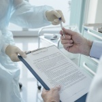 Nie daj się zaskoczyć kosztom: jak wybrać polisę na specjalistyczne terapie genowe