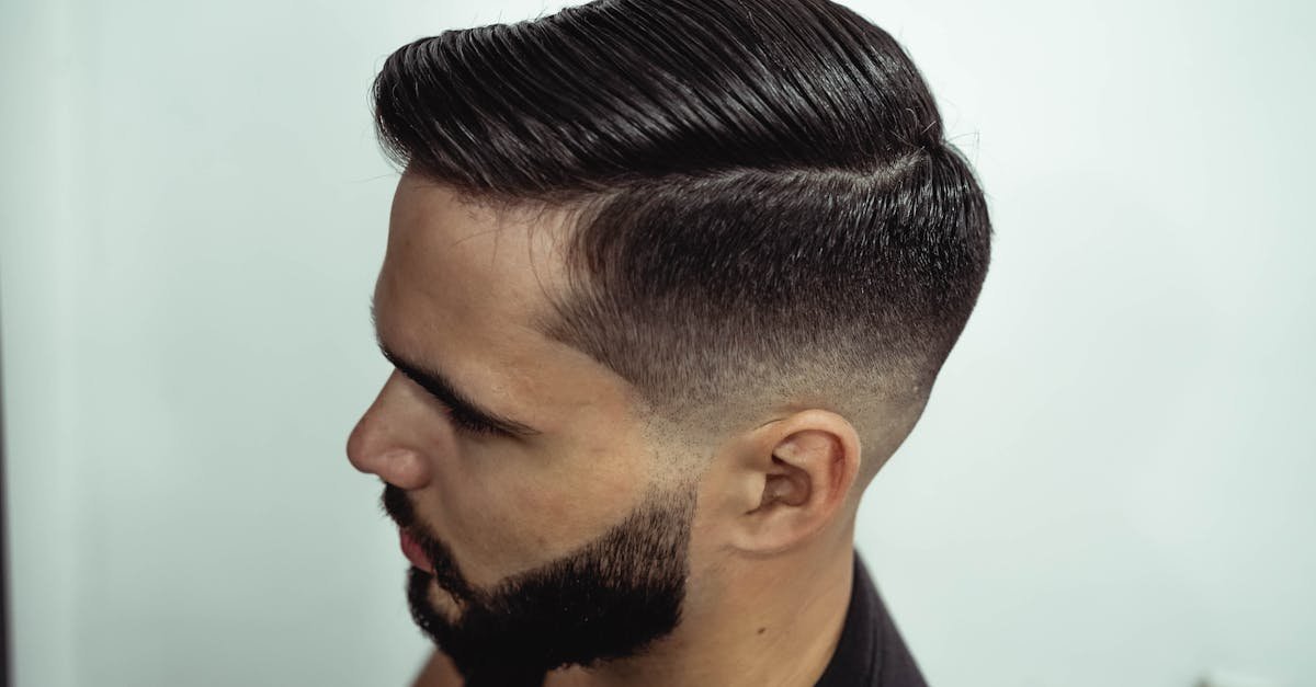 Slick Back na czasie: Jak ułożyć supermodne, gładko zaczesane włosy krok po kroku