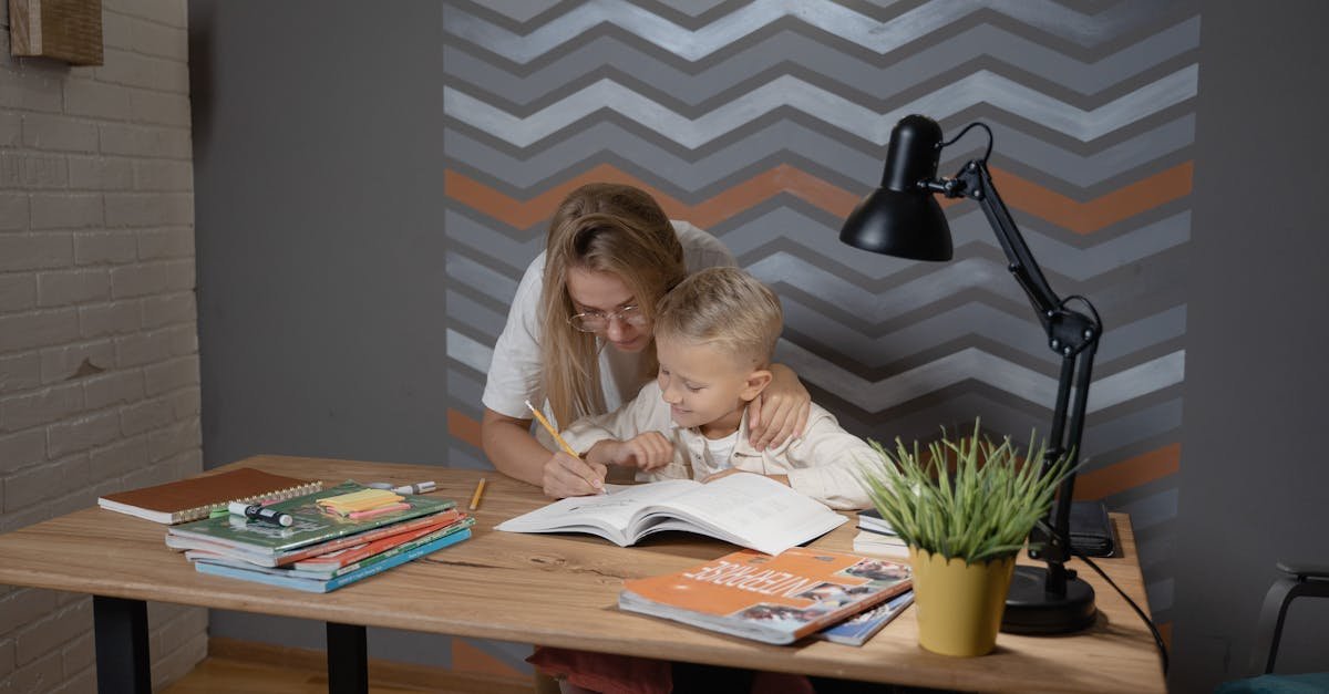 Regulowany stolik edukacyjny bez tajemnic: 9 porad, które pomogą Ci wybrać idealny model