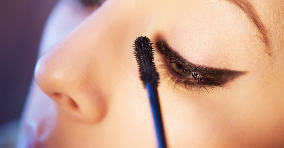 Dolna kreska w trendach: jak namalować modny liner krok po kroku