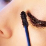 Dolna kreska w trendach: jak namalować modny liner krok po kroku