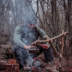 Jak wybrać odpowiednią odzież na wyprawę myśliwską i survivalową?